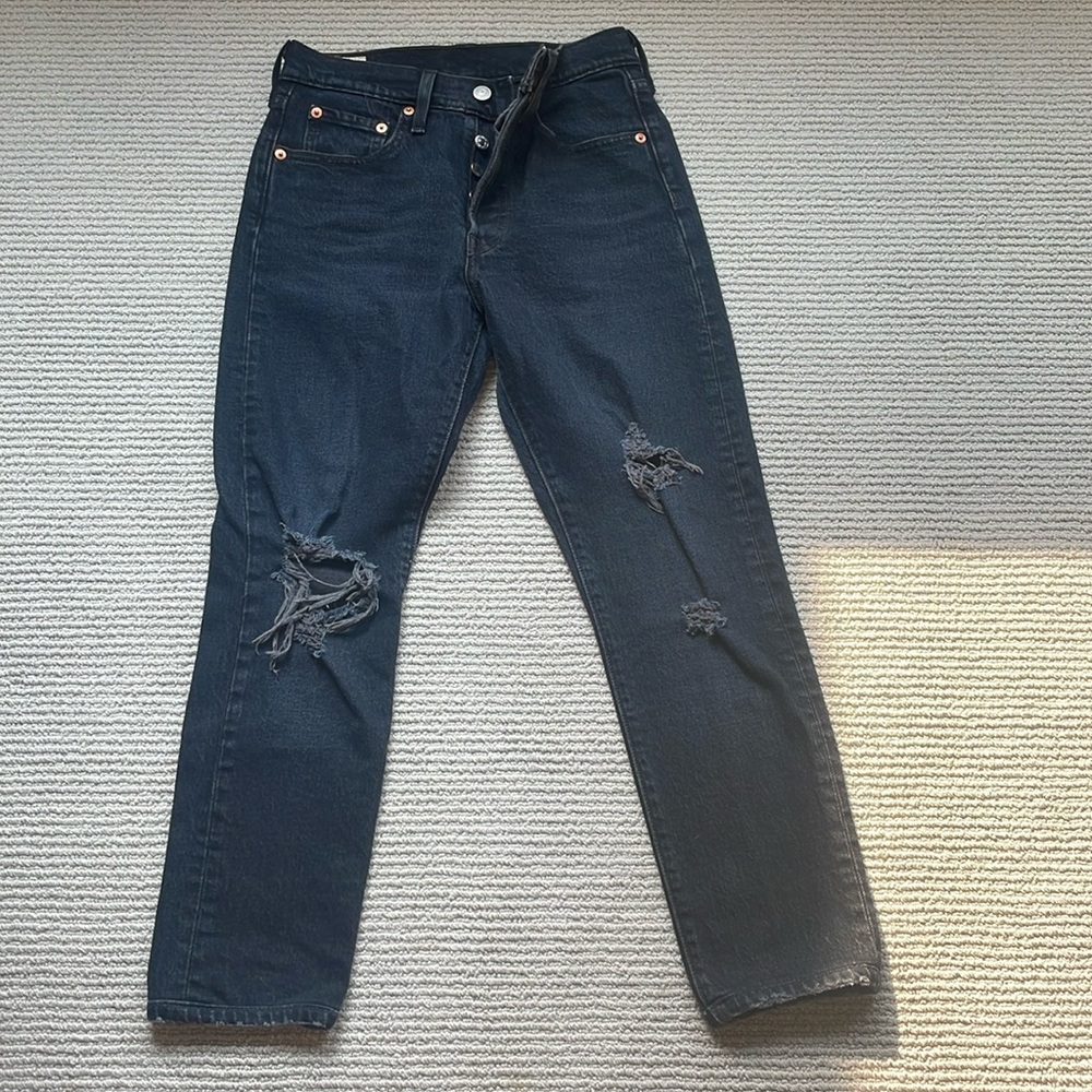 Levi distressed black ankle Jean